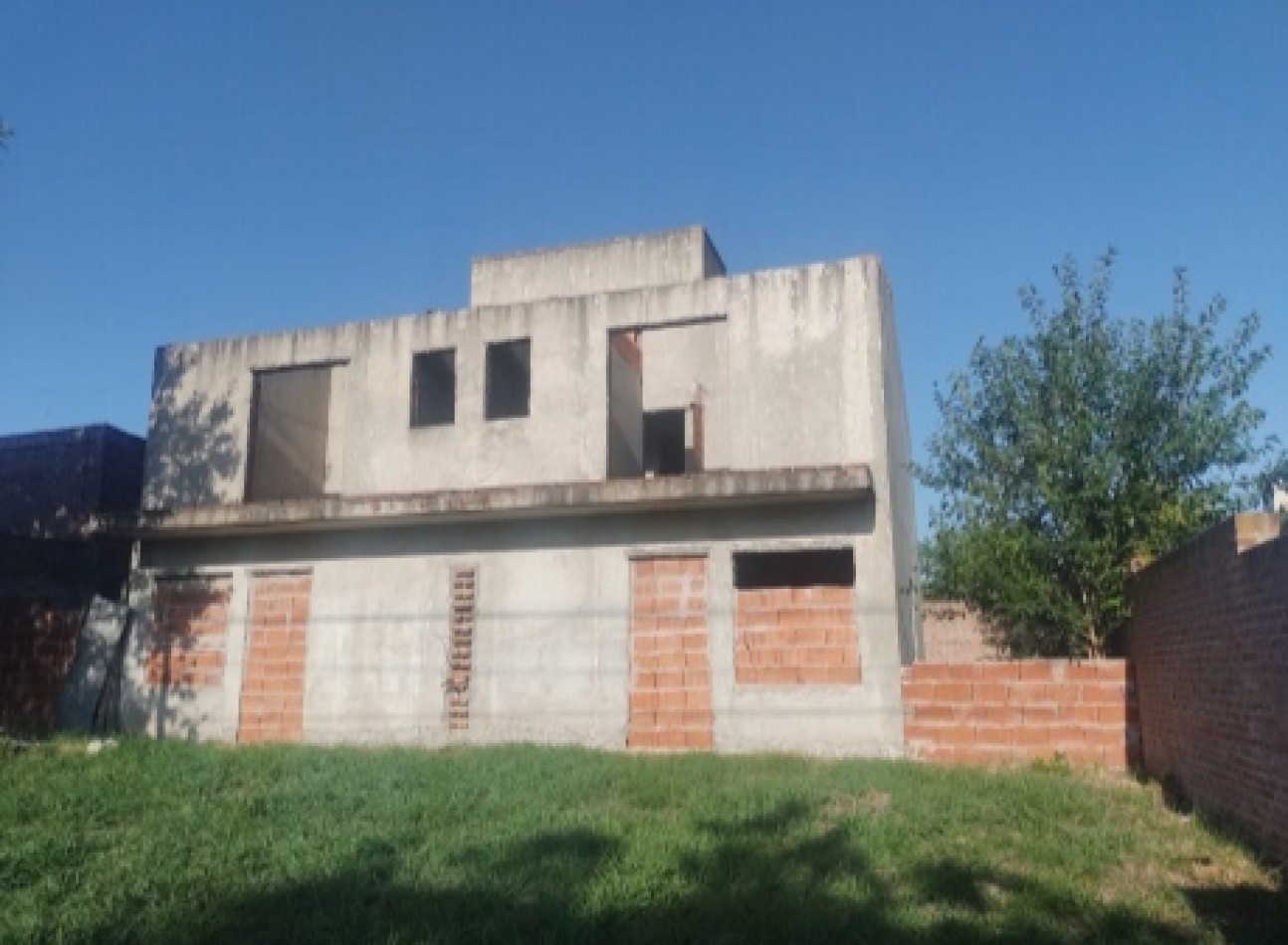 Pergamino Casa de 2 Plantas a terminar en venta  - Goyita Salas al 600 