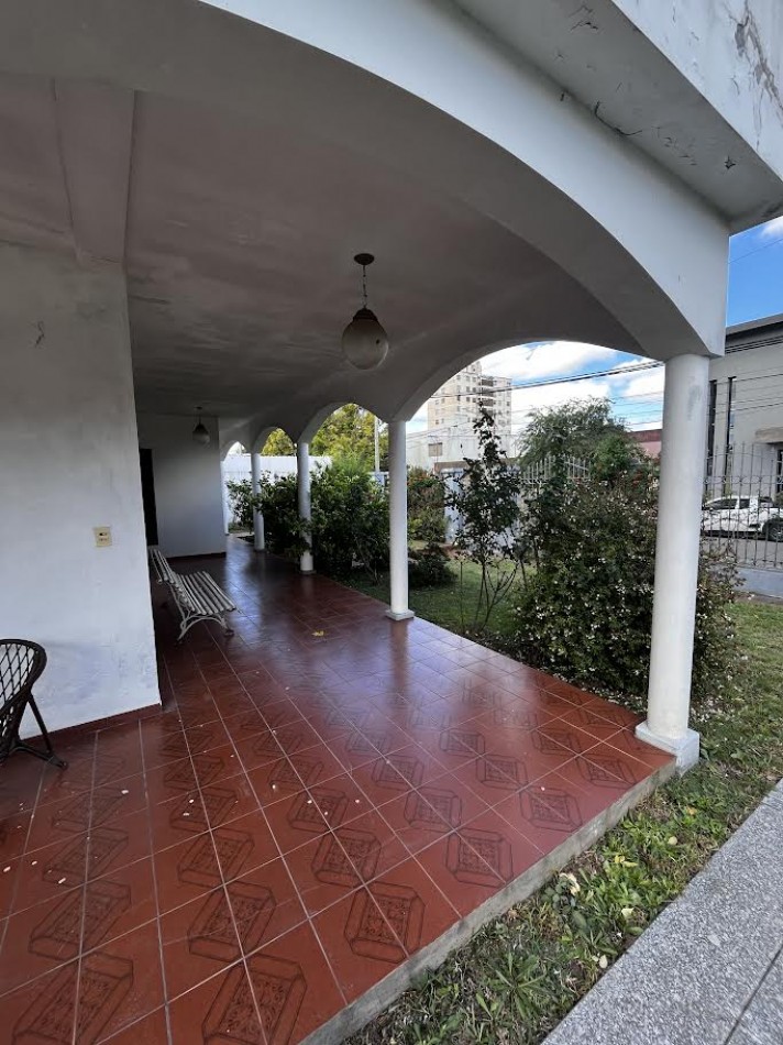 MARAVILLOSA CASA AMPLIA CON PARQUE Y PISCINA