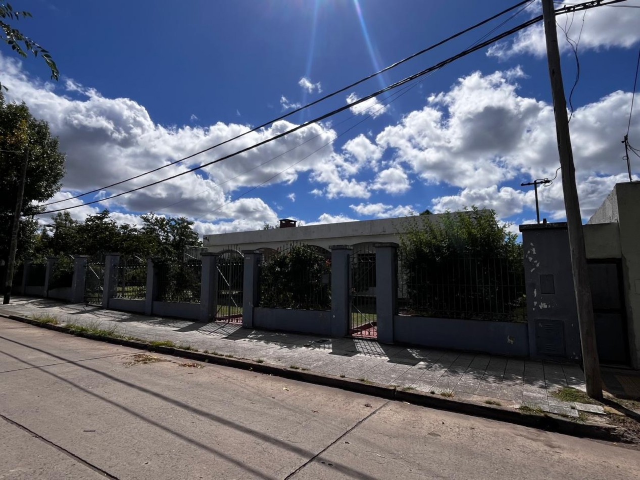 MARAVILLOSA CASA AMPLIA CON PARQUE Y PISCINA