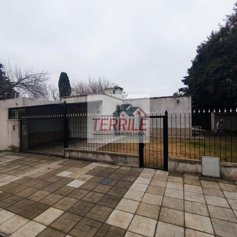Excelente Casa c pileta sobre Av Pellegrini