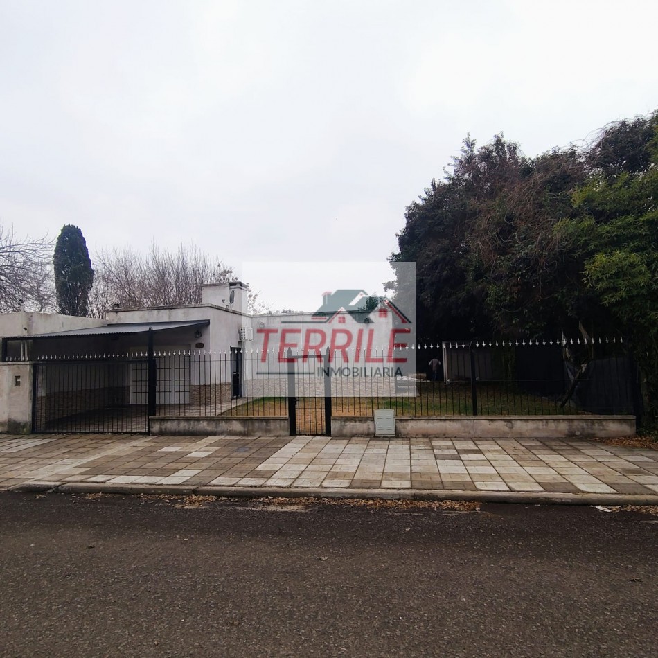Excelente Casa c pileta sobre Av Pellegrini