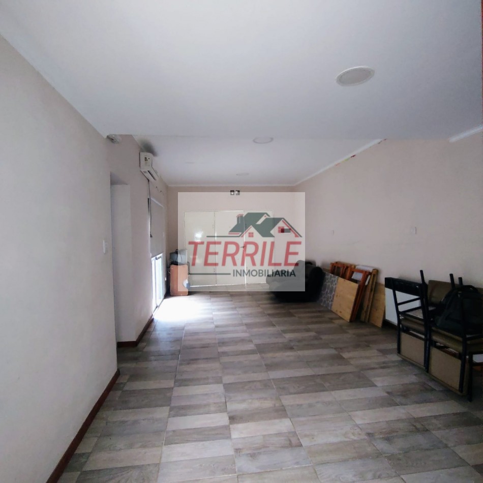 Excelente Casa c pileta sobre Av Pellegrini
