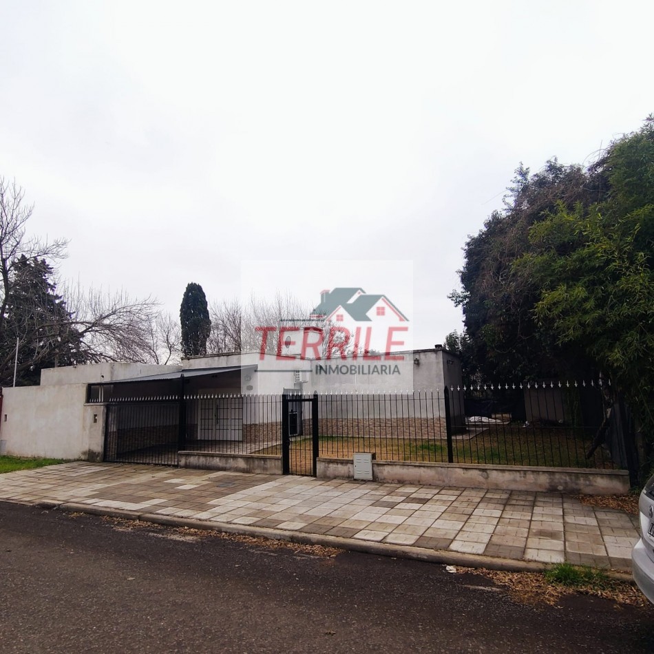 Excelente Casa c pileta sobre Av Pellegrini